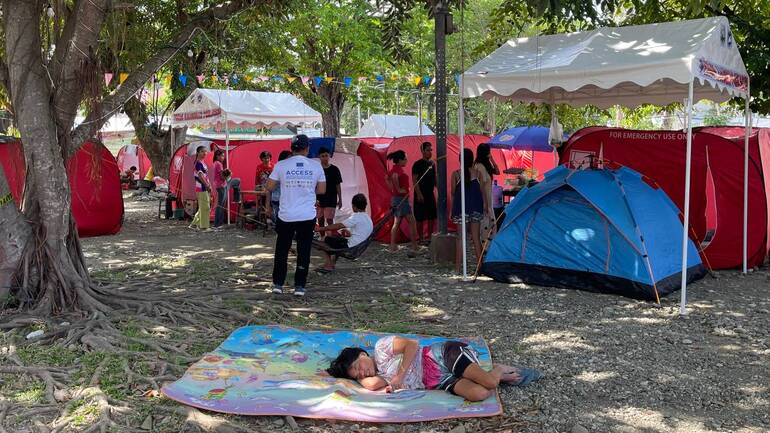 Notunterkünfte für Erdbebenopfer auf den Philippinen Notunterkünfte für Erdbebenopfer auf den Philippinen