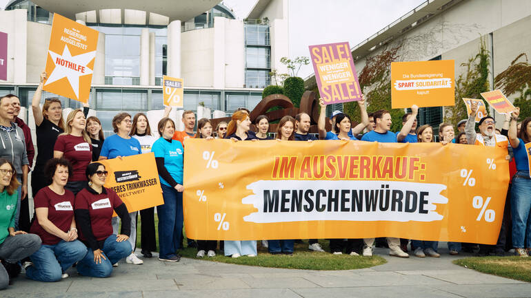 Hilfsorganisationen protestieren vor dem Kanzleramt Hilfsorganisationen protestieren vor dem Kanzleramt