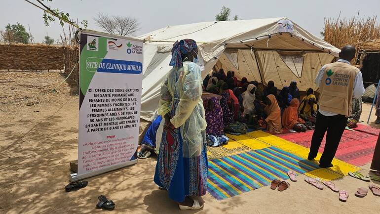 Mobile Klinik von Aktion gegen den Hunger in einer abgelegenen Region von Kamerun. Bei dieser mobilen Klinik in Kamerun können Menschen grundlegende Gesundheitsversorgung erhalten.