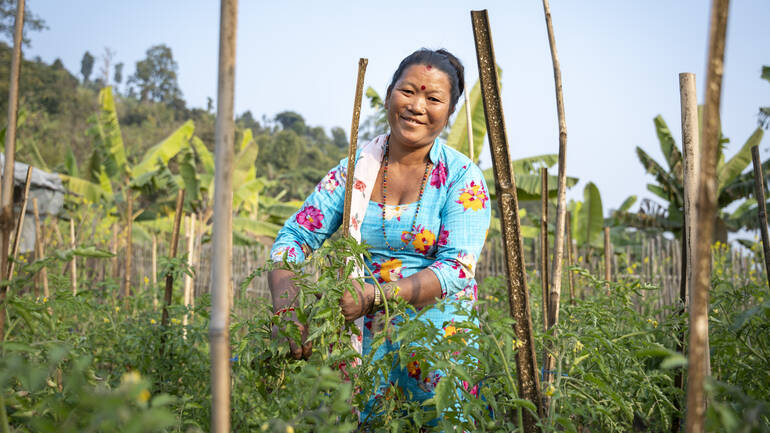 Frau in Nepal in ihrem Gemüsegarten