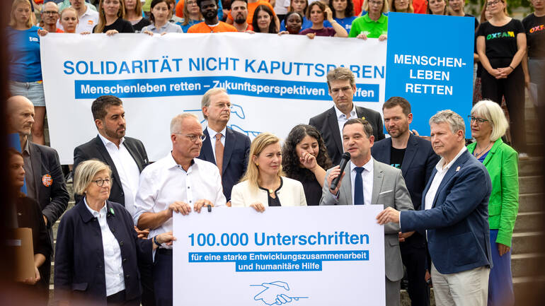 NGO-Bündnis Petitionsübergabe "Solidarität nicht kaputtsparen – internationale Hilfe stärken!" vor dem Bundestag