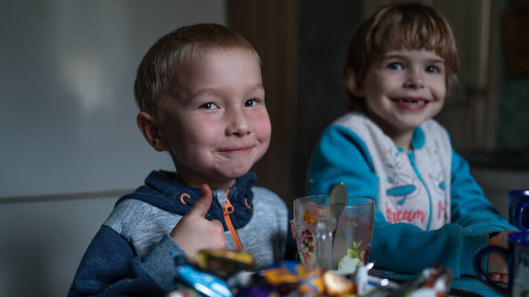 Kinder lachen in einem familienähnlichen Heim in der Ukraine