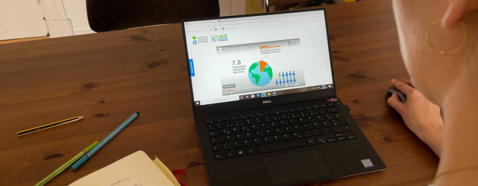 Schülerin mit Laptop