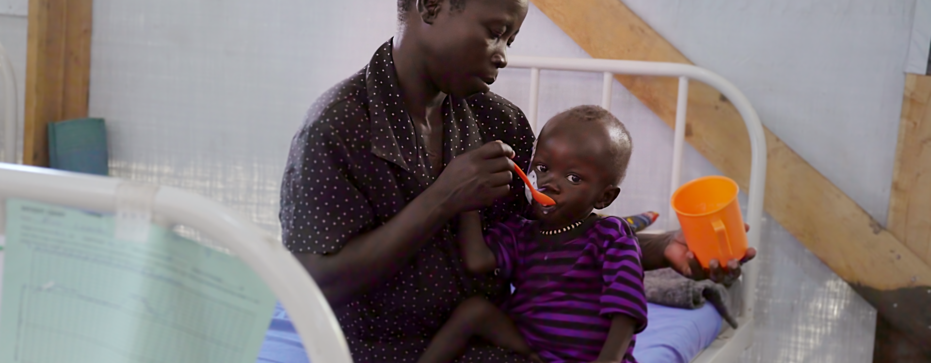 Mutter füttert mangelernährtes Kind in einer Gesundheitsstation von Aktion gegen den Hunger. Mutter füttert mangelernährtes Kind in einer Gesundheitsstation von Aktion gegen den Hunger.
