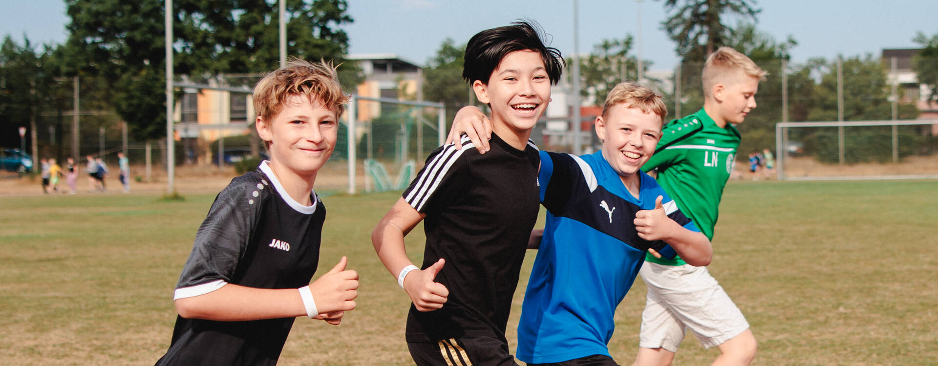 Schüler*innen laufen