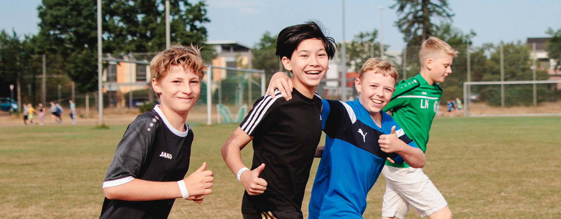 Schüler*innen laufen