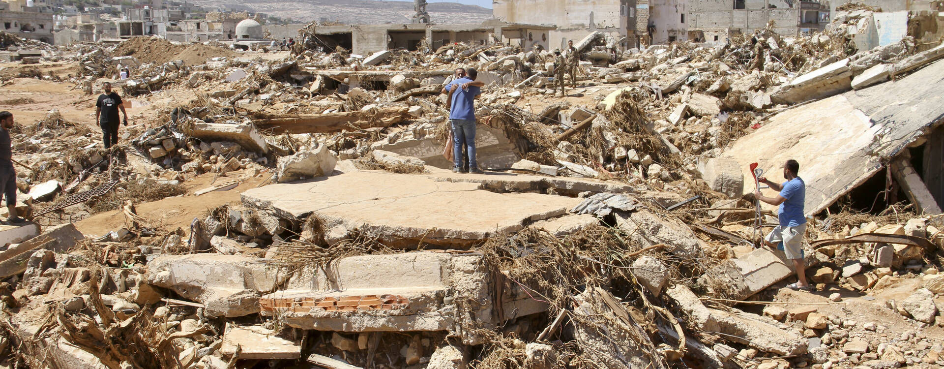 Trümmerberge nach Überschwemmungen in Libyen.