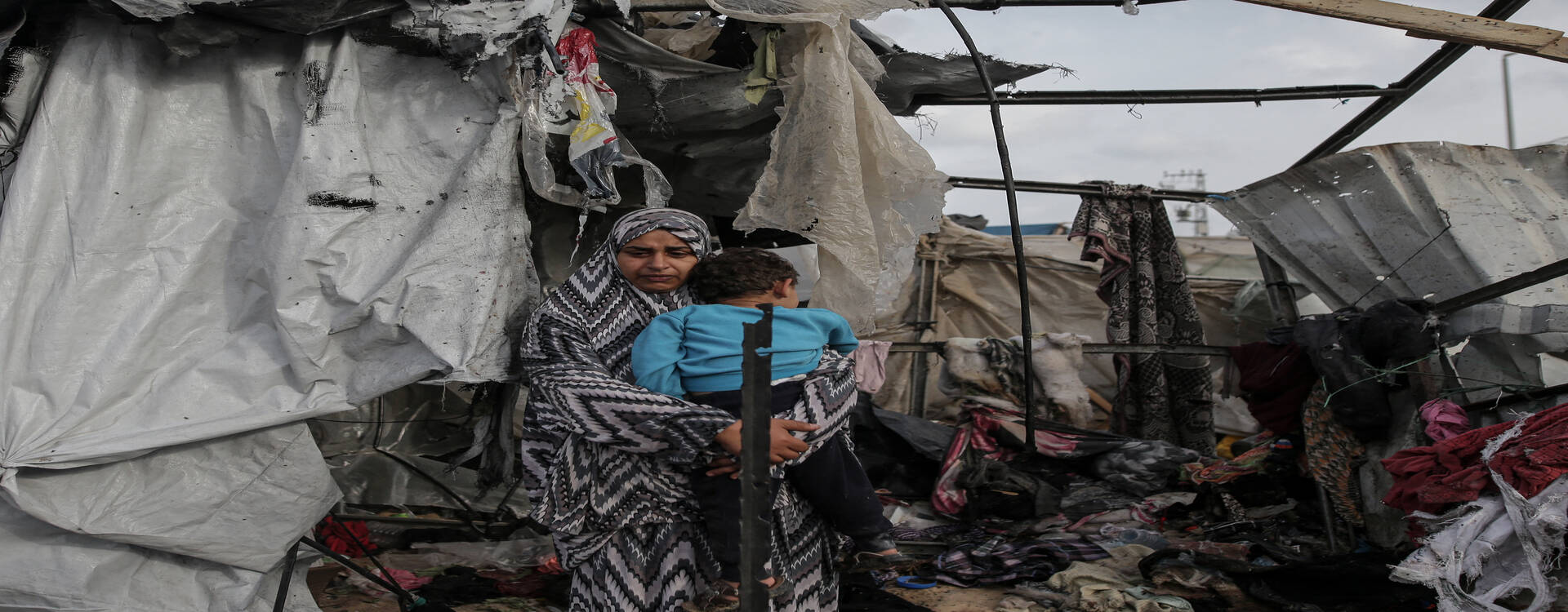 Mutter mit Kind in einem Geflüchtetenlager in Gaza