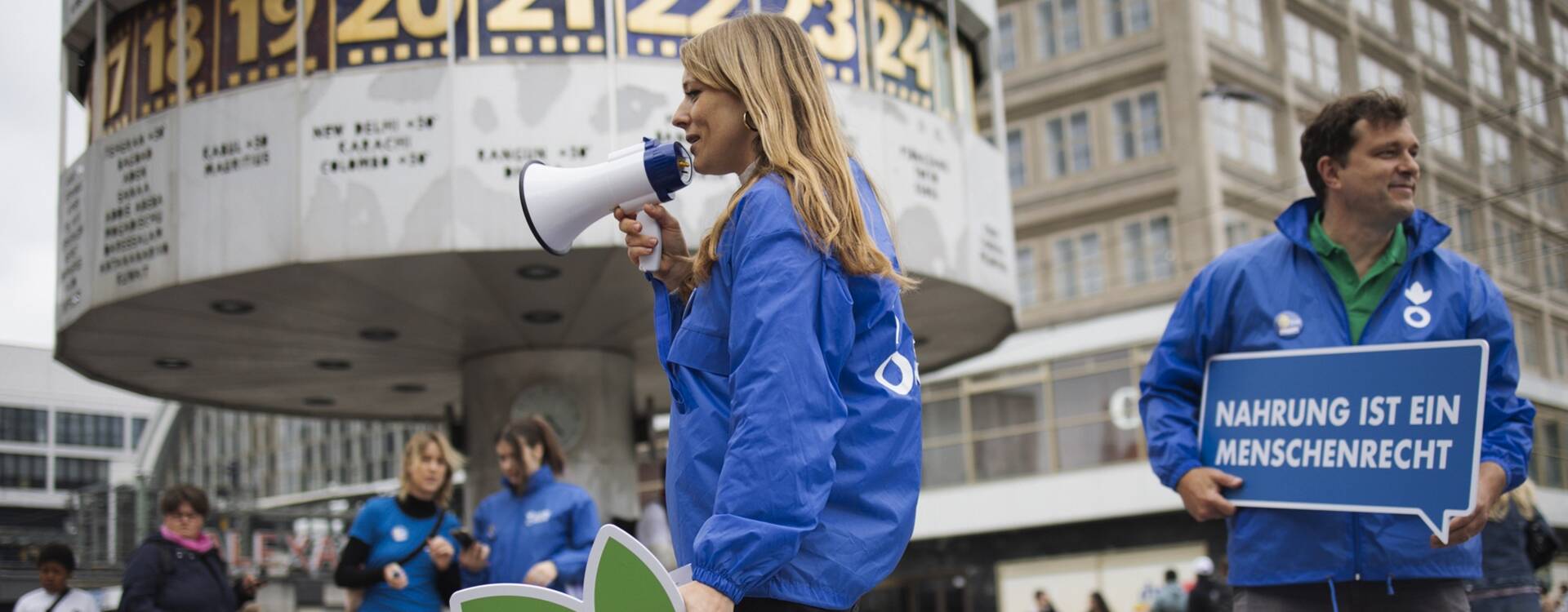 Nahrung ist ein Menschenrect: unser Kampagnenteam auf dem Alexanderplatz