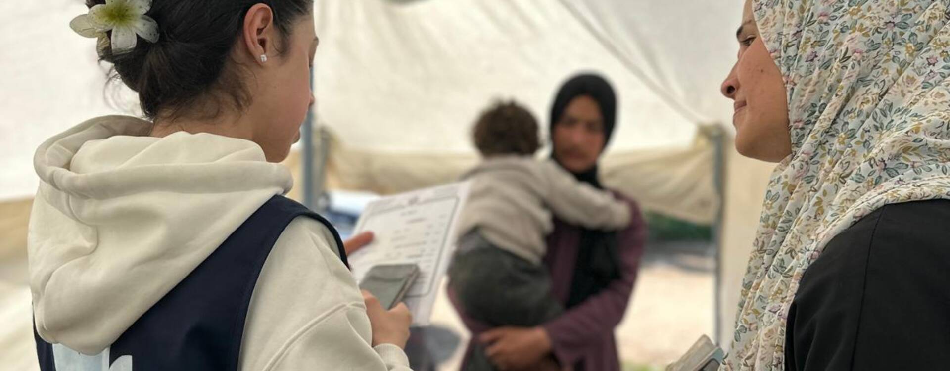 Mitarbeitende von Aktion gegen den Hunger beraten Schwangere und Stillende Mitarbeitende von Aktion gegen den Hunger beraten Schwangere und Stillende trotz der schwierigen Lage so gut es geht.