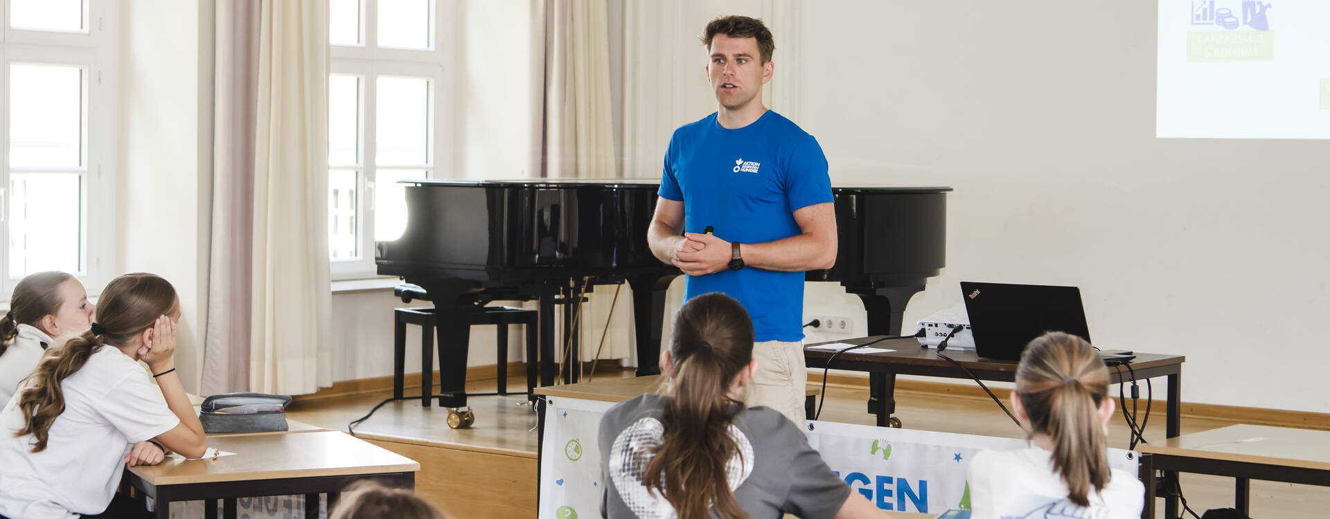 Referent mit Schüler*innen