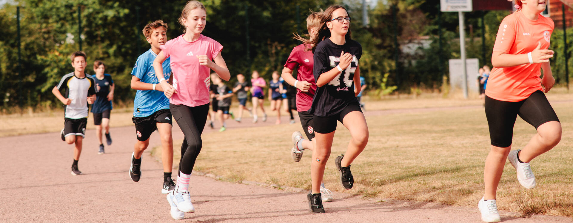 Schüler*innen laufen