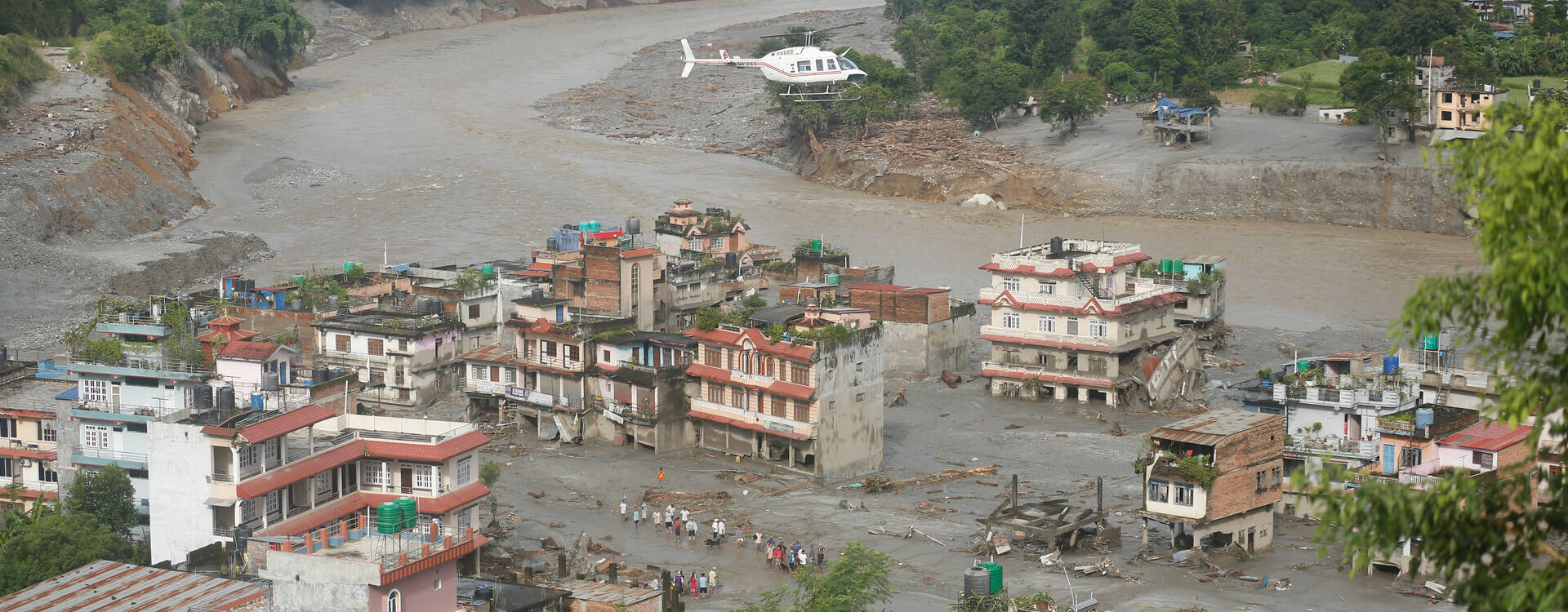 Beschädigte Straße in Nuwakot, Nepal, nach schweren Überschwemmungen infolge eines Gletschersee-Ausbruchs. Beschädigte Straße in Nuwakot, Nepal, nach schweren Überschwemmungen infolge eines Gletschersee-Ausbruchs.
