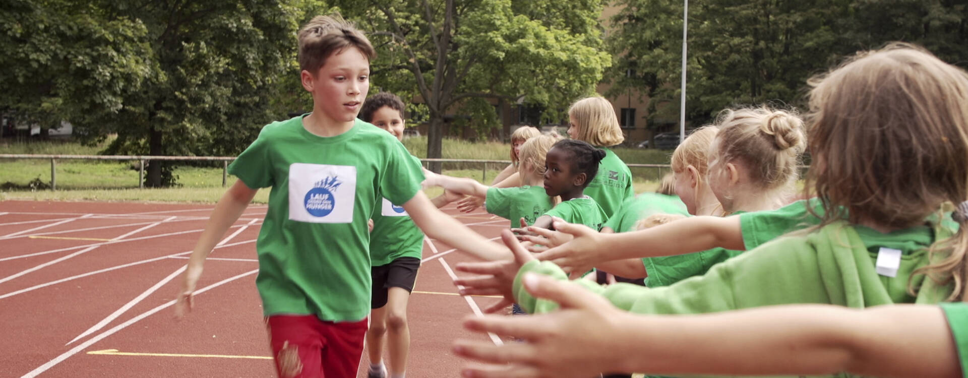 Kinder zeigen sportliches Engagement für den Lauf gegen den Hunger.