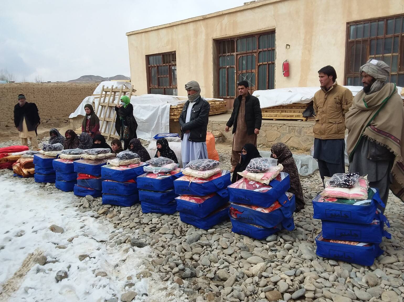 afghanistan_hilfspakete Familien empfangen Hilfspakete.