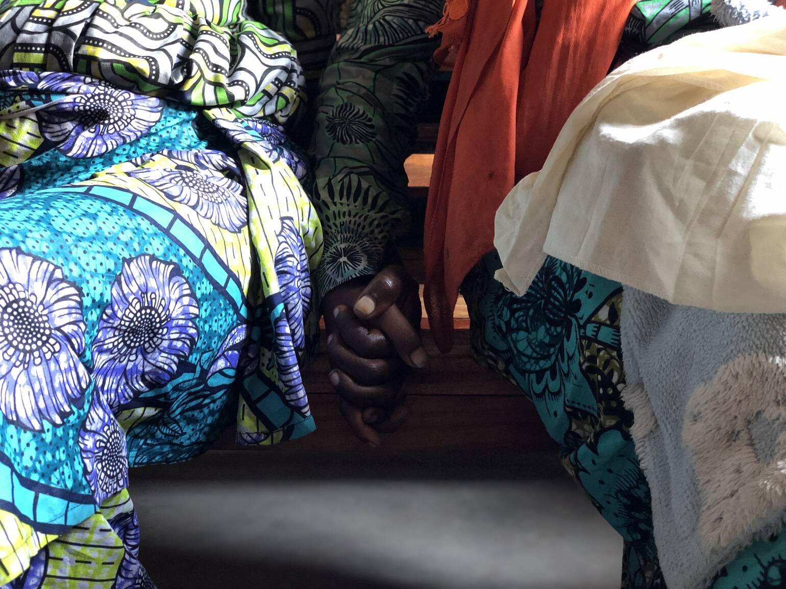 Zwei Personen halten sich an der Hand Nahaufnahme wie zwei Personen sich an der Hand halten