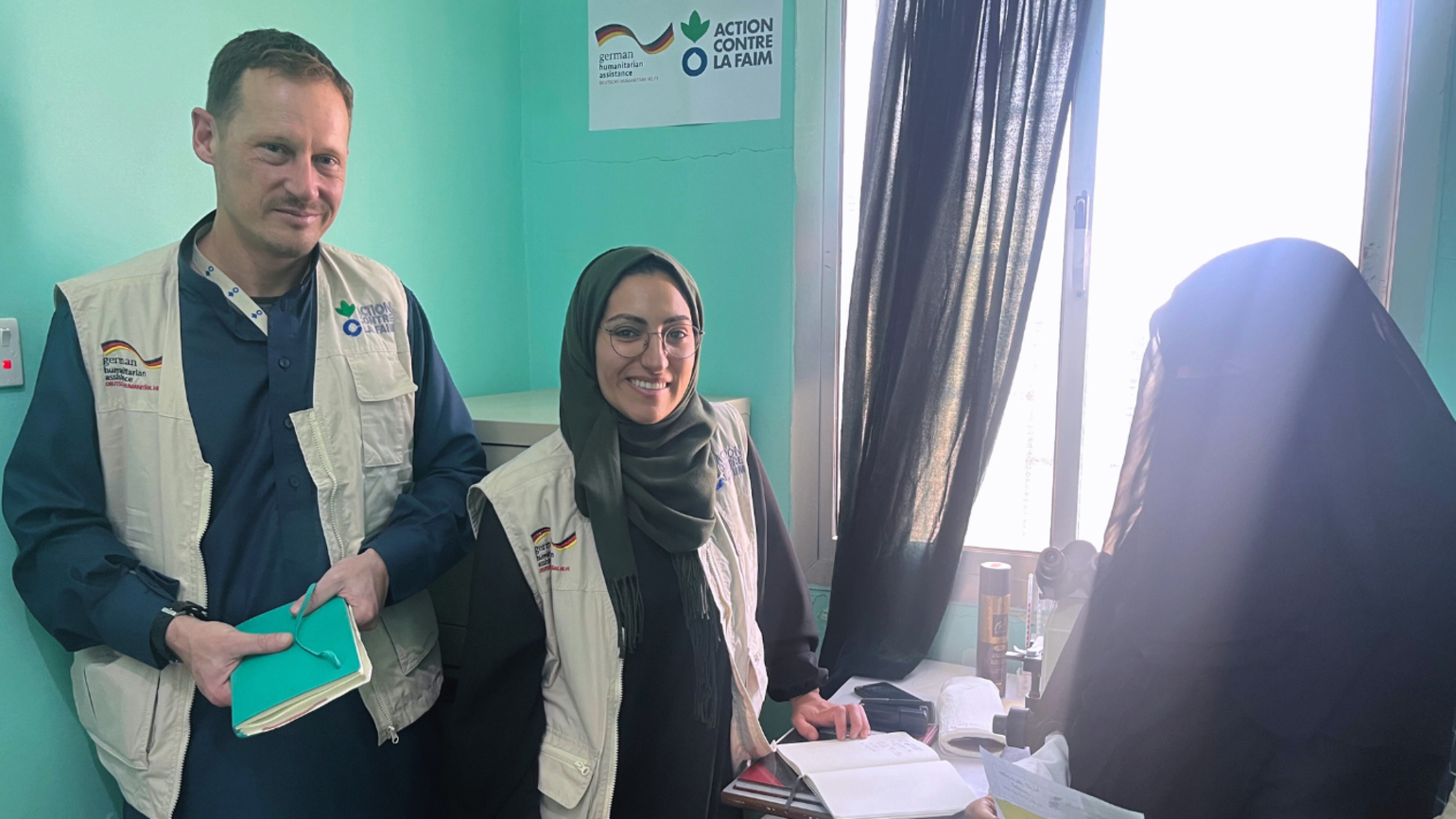 Unsere Teammitglieder Arne und Farah mit einer lokalen Kollegin Unsere Teammitglieder Arne und Farah mit einer jemenitischen Kollegin in einem der von Aktion gegen den Hunger unterstützten Gesundheitszentren
