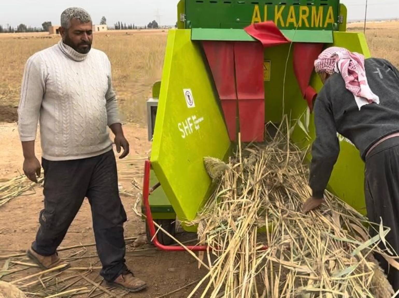 Ibrahim (links) benutzt den von Aktion gegen den Hunger zur Verfügung gestellten Häcksler. Ibrahim (links) benutzt den von Aktion gegen den Hunger zur Verfügung gestellten Häcksler.