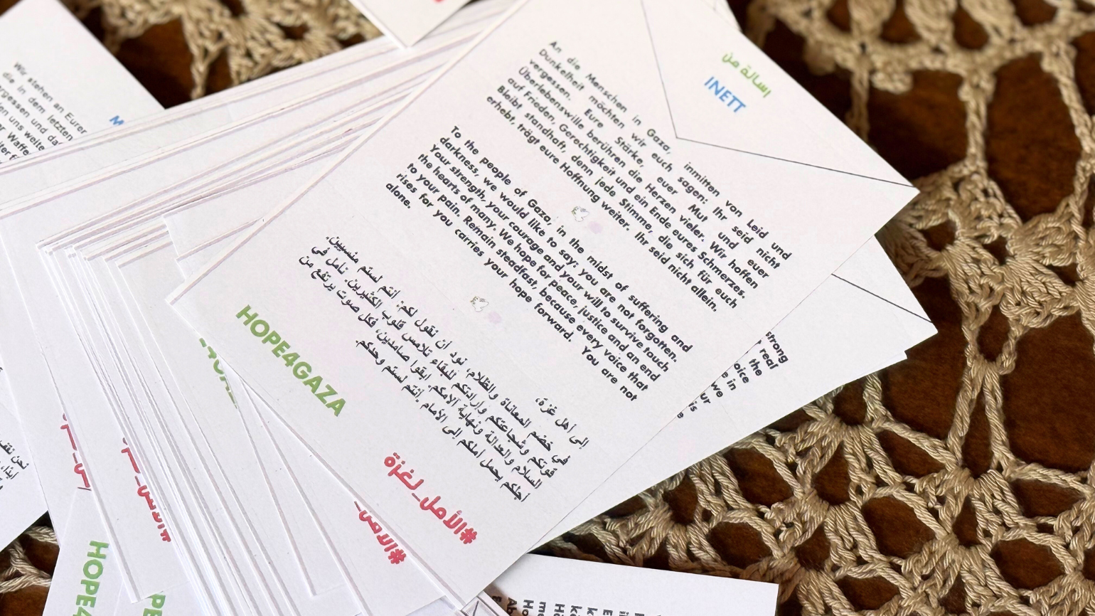 Auf einem Tisch liegen ausgedruckte Nachrichten an die Menschen in Gaza. Auf einem Tisch liegen ausgedruckte Nachrichten an die Menschen in Gaza.