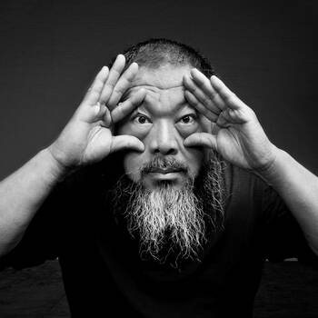 Der Künstler Ai Weiwei reißt sich mit den Händen die Augen auf