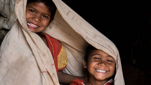 Kinder aus Indien lachen herzlich