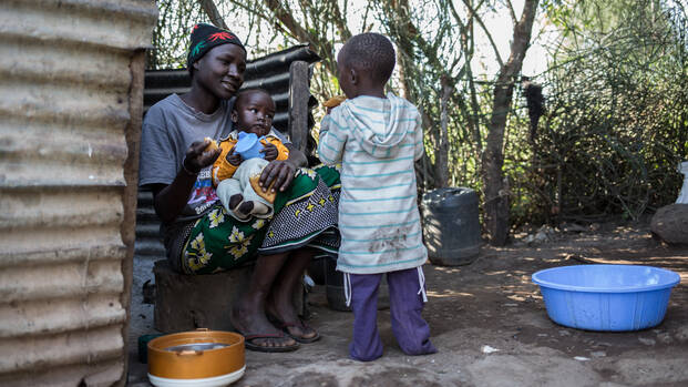 Frau mit ihren Kindern in Kenia.