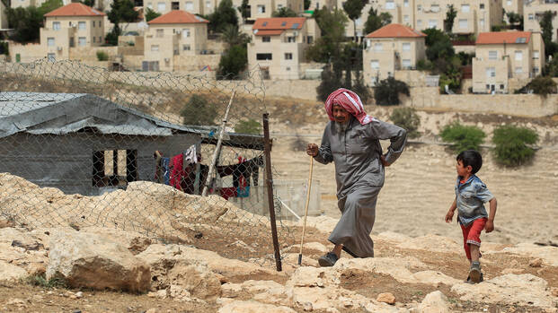 Älterer Mann und Junge laufen in Besetzten Palästinensischen Gebieten.