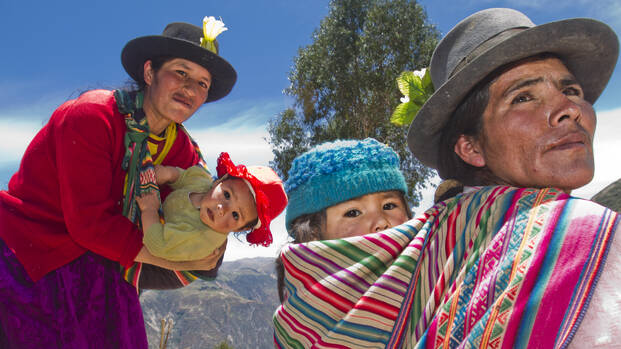 Frauen mit ihren Kinder in Peru.