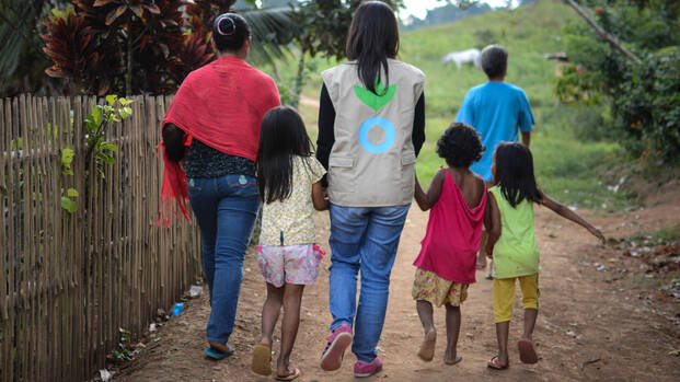 Erwachsene und Kinder auf den Philippinen gehen Hand in Hand