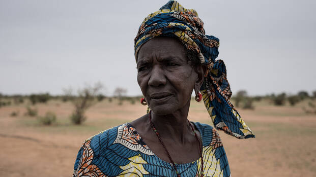 Ältere Frau im Senegal porträtiert.