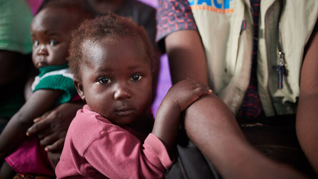 Kind in der Zentralafrikanischen Republik schaut in die Kamera.