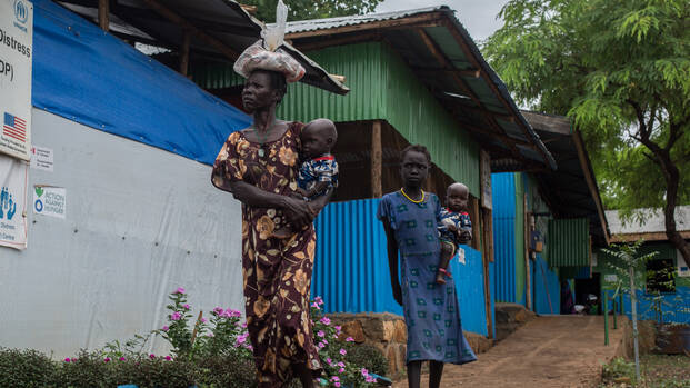 Familie in Ã„thiopien lÃ¤uft vor einer Einrichtung von Aktion gegen den Hunger.