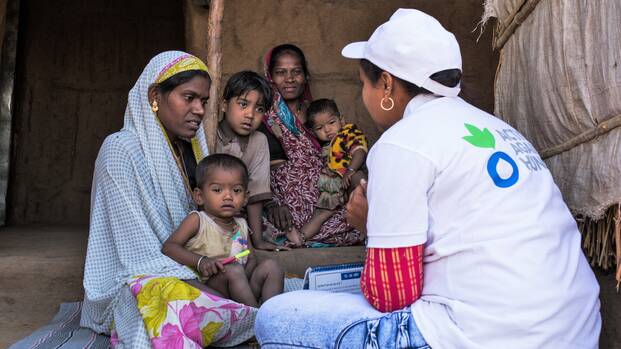 Helferin von Aktion gegen den Hunger in Indien bei einer Familie