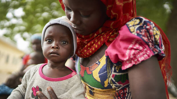 Mutter mit Kind in Nord-Kamerun