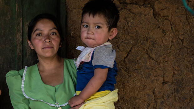 Josefina aus Guatemala mit ihrer Mutter und ihren zwei Kindern.