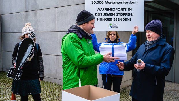 Geschäftsführer Jan Sebastian Friedrich-Rust übergibt 30.000 Unterschriften an das Wirtschaftsministerium.