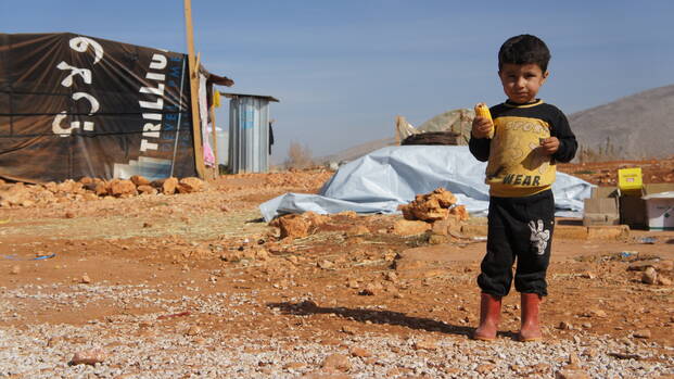 Kleiner Junge im Flüchtlingslager