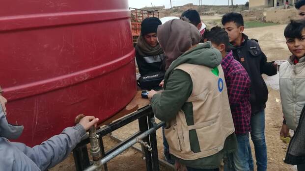 Aktion gegen den Hunger versorgt Menschen in Syrien mit sauberem Wasser aus dem Tank.