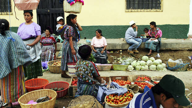 Frauen und Männer auf einem Markt in Guatemala