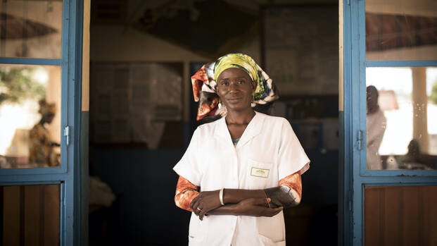 Eine Gesundheitshelferin vor einem Gesundheitszentrum von Aktion gegen den Hunger