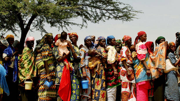 Menschen in Niger warten in der Schlange auf Essen. 