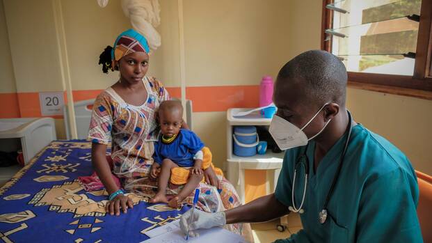 Medizinische Versorgung Mutter und Kind im Gesundheitszentrum in der Zentralafrikanischen Republik