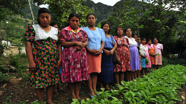 Eine Reihe von Frauen und Mädchen in Guatemala