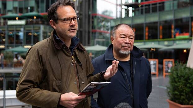 Geschäftsführer von Aktion gegen den Hunger Jan Sebastian Friedrich-Rust mit Ai Weiwei