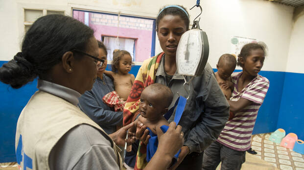 Kind in Madagaskar wird gewogen