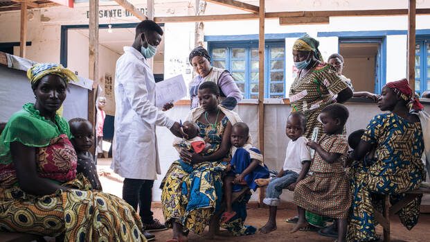 Mütter und Kinder im Gesundheitszentrum im Kongo