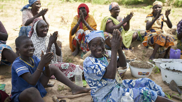 Menschen freuen sich über Ernte in Kamerun