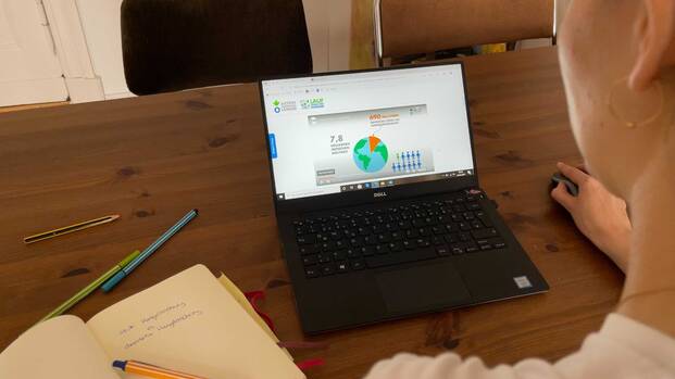Schülerin mit Laptop