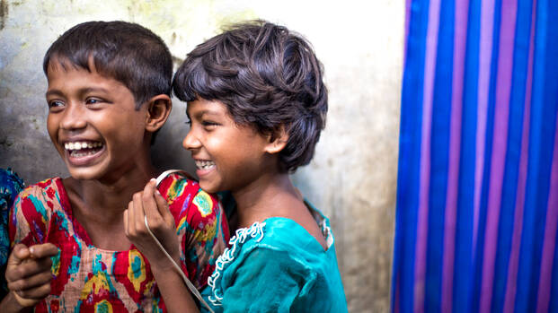 lachende Mädchen in Bangladesch