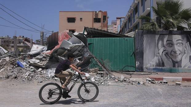 Junge fährt Fahrrad in zerstörtem Gaza